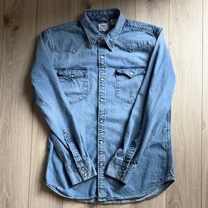 **Levi’s Women’s Western Style Long Sleeve Button-Up – Size Medium